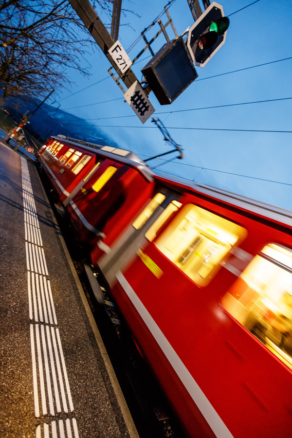 Die Rhätische Bahn bei der Station Ems-Werke bei Domat/Ems in Graubünden.