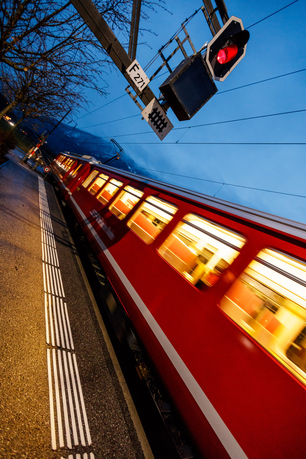 Die Rhätische Bahn bei der Station Ems-Werke bei Domat/Ems in Graubünden.