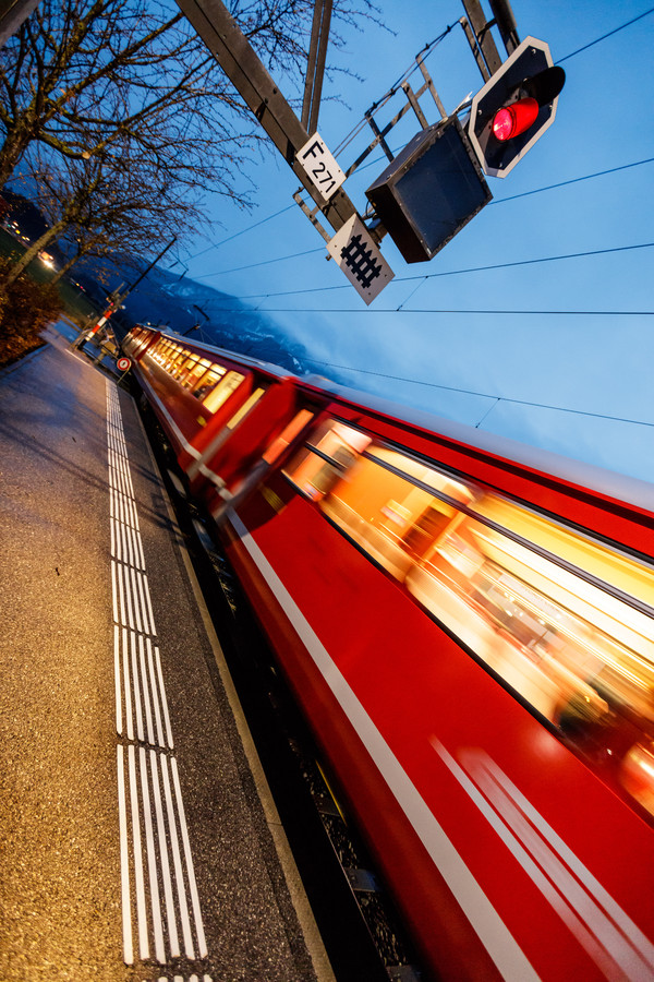 Die Rhätische Bahn bei der Station Ems-Werke bei Domat/Ems in Graubünden.