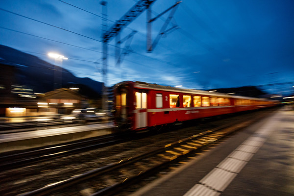 Die Rhätische Bahn bei der Station Ems-Werke bei Domat/Ems in Graubünden.