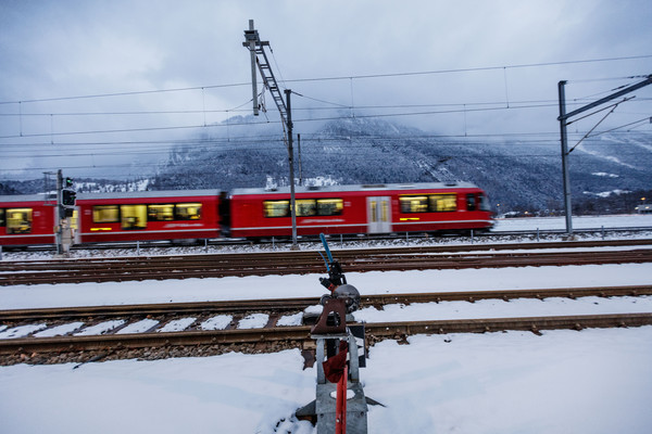 Die Rhätische Bahn nahe der Station Ems-Werke in Domat/Ems im Churer Rheintal.