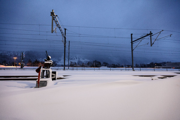 Die Rhätische Bahn nahe der Station Ems-Werke in Domat/Ems im Churer Rheintal.