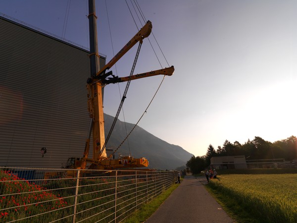 Baukran der Senn AG in Domat/Ems bei der EMS-Chemie