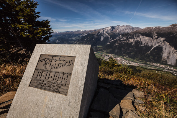 Denkmal zu Flugzeugabsturz bei Brambrüesch in Graubünden