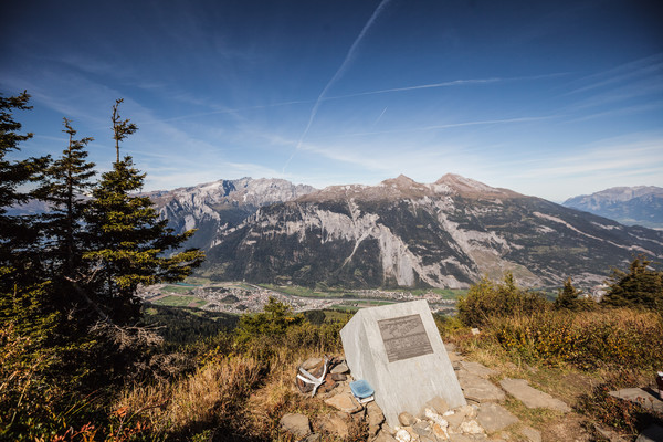 Denkmal zu Flugzeugabsturz bei Brambrüesch in Graubünden