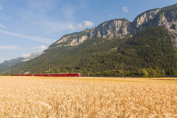 RhB Pendler vor Felsberg