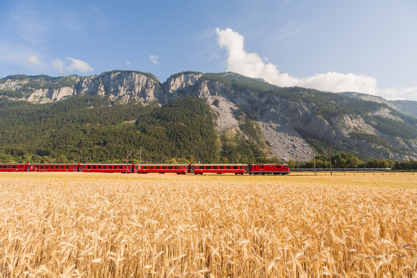 RhB Pendler vor Felsberg