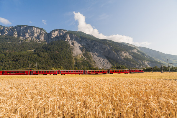 RhB Pendler vor Felsberg