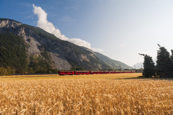 RhB Pendler vor Felsberg