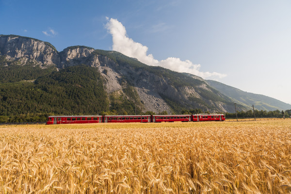 RhB Pendler vor Felsberg