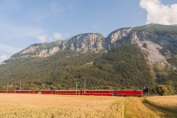 RhB Pendler vor Felsberg