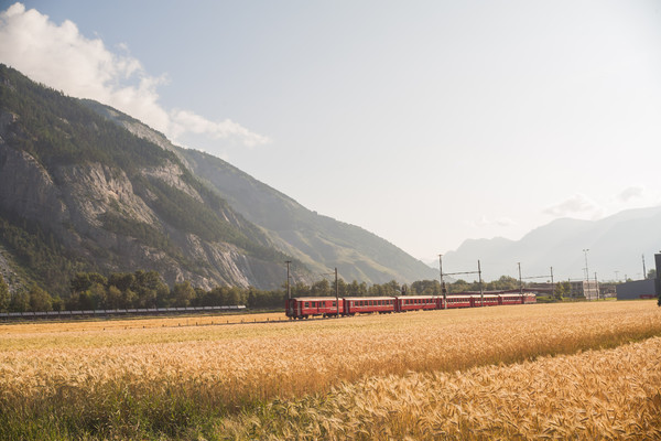 RhB Pendler vor Felsberg