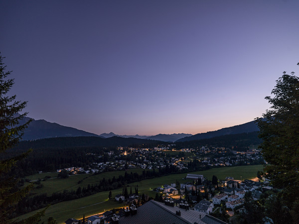Abendstimmung bei Fidaz in der Surselva, Graubünden, Schweiz. Blick in Richtung Westen über das Flimser Bergsturzgebiet und den Flimserwald.