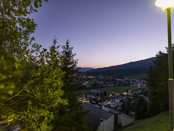 Abendstimmung bei Fidaz in der Surselva, Graubünden, Schweiz. Blick in Richtung Westen über das Flimser Bergsturzgebiet und den Flimserwald.