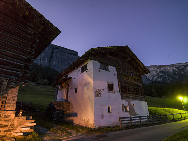 Abendstimmung bei Fidaz in der Surselva, Graubünden, Schweiz. Im Hintergrund der Flimserstein mit seinen senkrechten Abrisswänden.