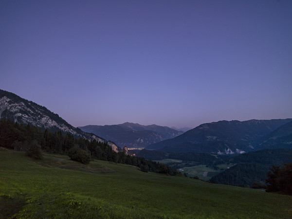 Abendstimmung bei Fidaz in der Surselva, Graubünden, Schweiz. Blick über die Ebene Sur Aua und Prada in Richtung Bonaduz und Dreibündenstein.