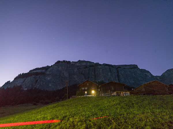 Abendstimmung bei Fidaz in der Surselva, Graubünden, Schweiz. Im Hintergrund der Flimserstein mit seinen senkrechten Abrisswänden.