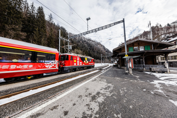 Die Rhätische Bahn bei Fideris im Prättigau, Graubünden