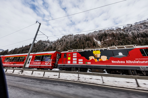 Die Rhätische Bahn bei Fideris im Prättigau, Graubünden