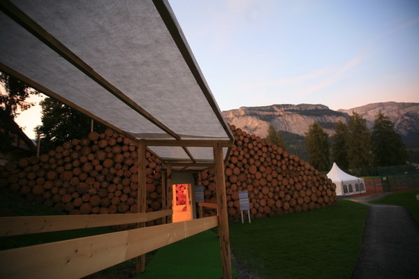 Baumstammhaus anl?sslich der Sessiun in Flims