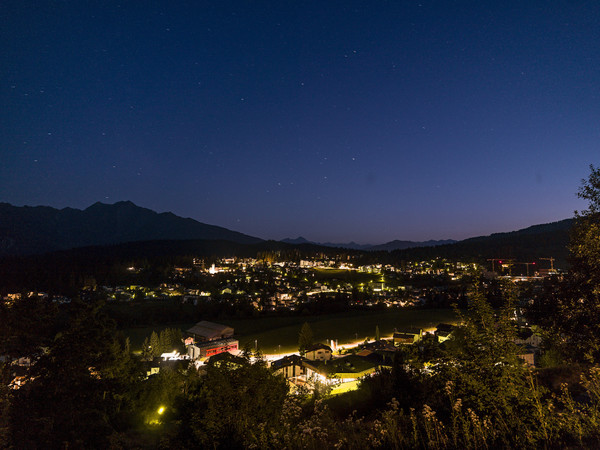 Abendstimmung bei Flims Waldhaus in der Surselva, Graubünden, Schweiz. Blick in Richtung Westen über das Flimser Bergsturzgebiet und den Flimserwald.