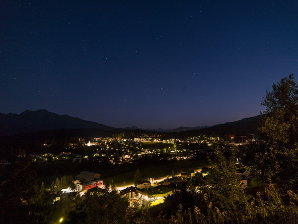 Abendstimmung bei Flims Waldhaus in der Surselva, Graubünden, Schweiz. Blick in Richtung Westen über das Flimser Bergsturzgebiet und den Flimserwald.