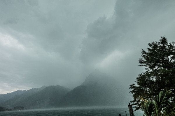 Gewitter und Sturmböen am Vierwaldstättersee bei Flüelen, Uri