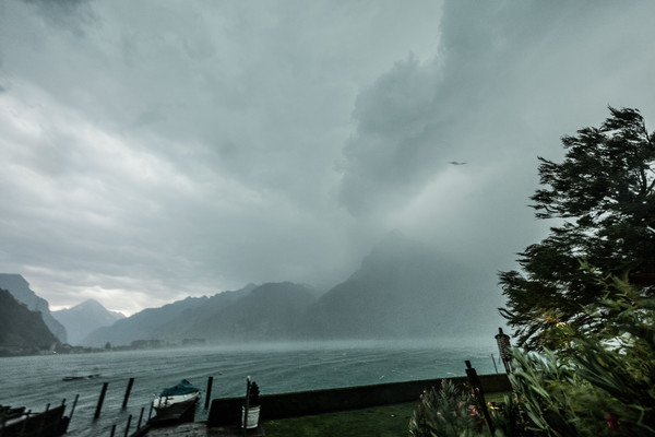 Gewitter und Sturmböen am Vierwaldstättersee bei Flüelen, Uri