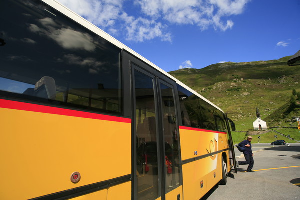Postauto auf dem Flüelapass in Graubünden, Schweiz