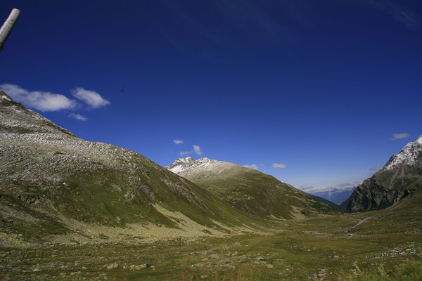 Auf dem Flüelapass in Graubünden, Schweiz, Blick ins Engadin