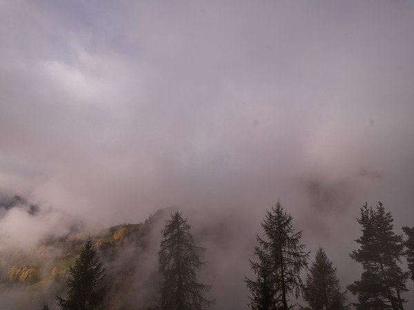 Herbstliche Wolkenstimmung bei Ftan im Unterengadin.