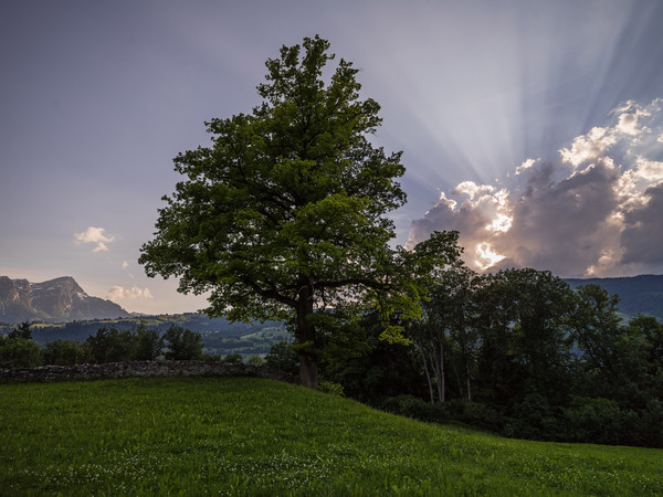 Wolken und Sonnenstrahlen über dem Heinzenberg bei Fürstenau