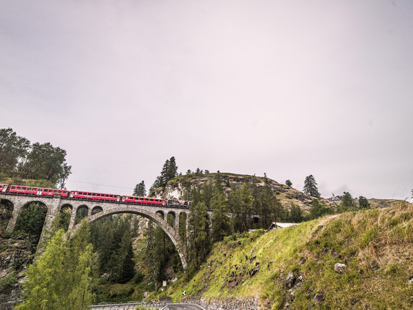 Die Rhätische Bahn bei Giarsun/Guarda im Unterengadin, Graubünden