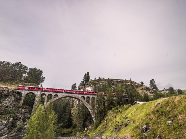 Die Rhätische Bahn bei Giarsun/Guarda im Unterengadin, Graubünden