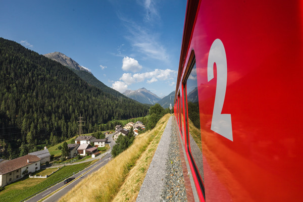 Untewegs mit der Rhätische Bahn zwischen Ardez und Lavin im Unterengadin