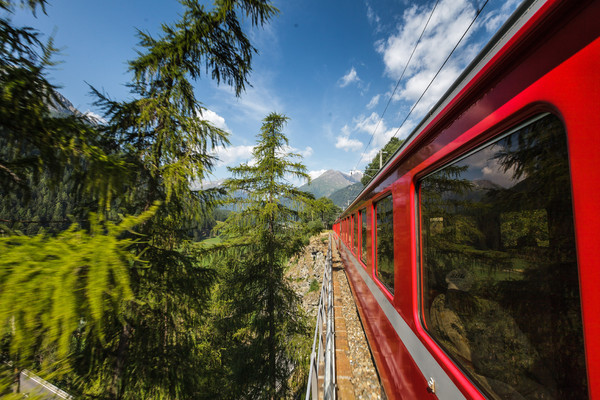 Untewegs mit der Rhätische Bahn zwischen Ardez und Lavin im Unterengadin