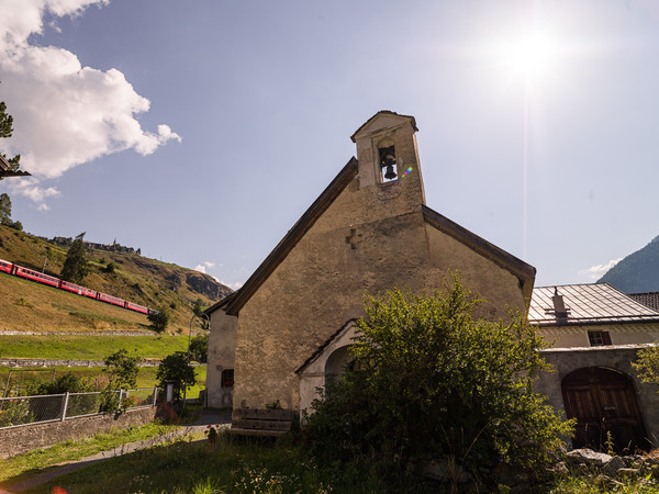 Kleine Kapelle bei Giarsun unterhalb von Guarda im Unterengadin, Graubünden