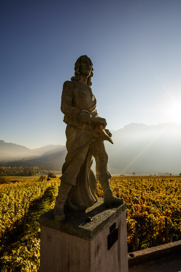 Herbststimmung bei der Gedenkskulptur von Henri II. de Rohan im Weinbaudorf Jenins in der Bündner Herrschaft.