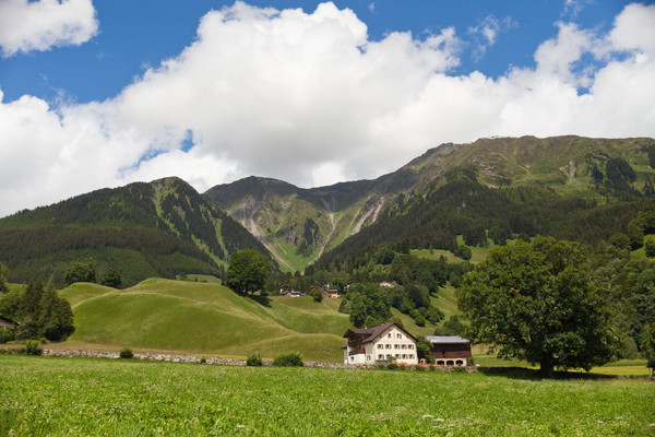 Bergwiesen und alte Bauernhäuser bei Monbiel im Prättigau