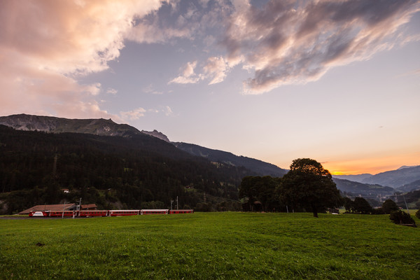 Abendstimmung mit Rhätischer Bahn bei Klosters im Prättigau, mit Blick nach Westen in Richtung Schiers.