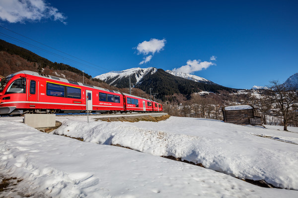 Testfahrt des neuen Albula-Gliederzugs (AGZ) der Rhätischen Bahn bei Klosters im Prättigau
