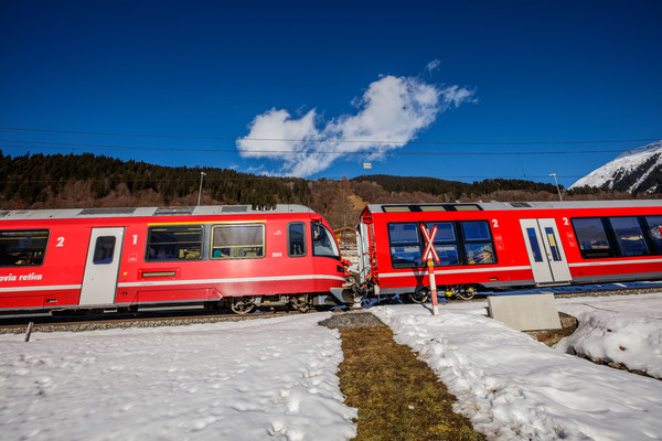 Testfahrt des neuen Albula-Gliederzugs (AGZ) der Rhätischen Bahn bei Klosters im Prättigau