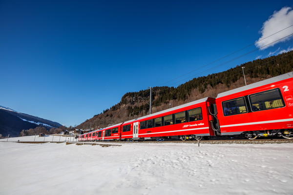 Testfahrt des neuen Albula-Gliederzugs (AGZ) der Rhätischen Bahn bei Klosters im Prättigau