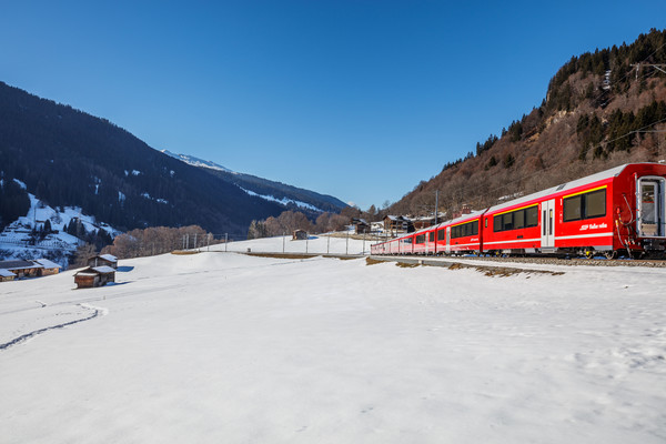 Testfahrt des neuen Albula-Gliederzugs (AGZ) der Rhätischen Bahn bei Klosters im Prättigau