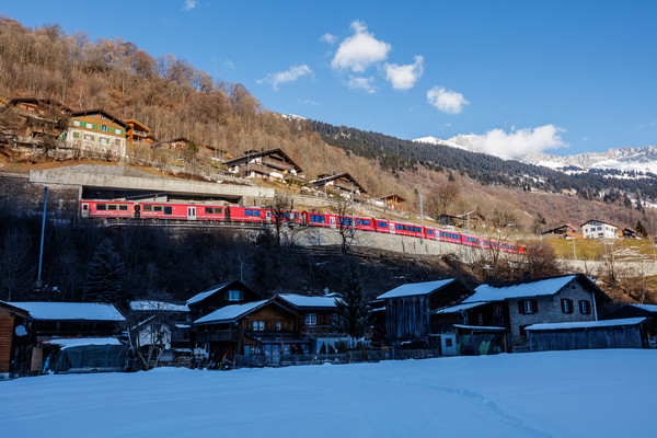Testfahrt des neuen Albula-Gliederzugs (AGZ) der Rhätischen Bahn bei Küblis im Prättigau