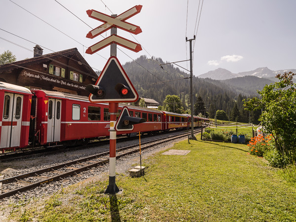Rhätische Bahn im Bahnhof von Langwies