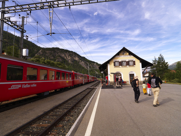 Rhätische Bahn im Bahnhof La Punt Chamues-ch