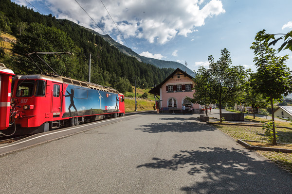 Rhätische Bahn beim Bahnhof von Lavin im Unterengadin