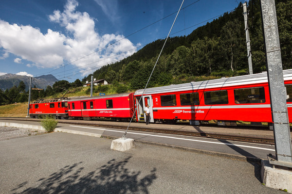 Rhätische Bahn beim Bahnhof von Lavin im Unterengadin