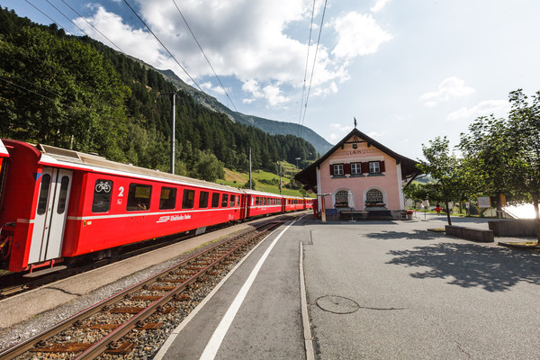 Rhätische Bahn beim Bahnhof von Lavin im Unterengadin